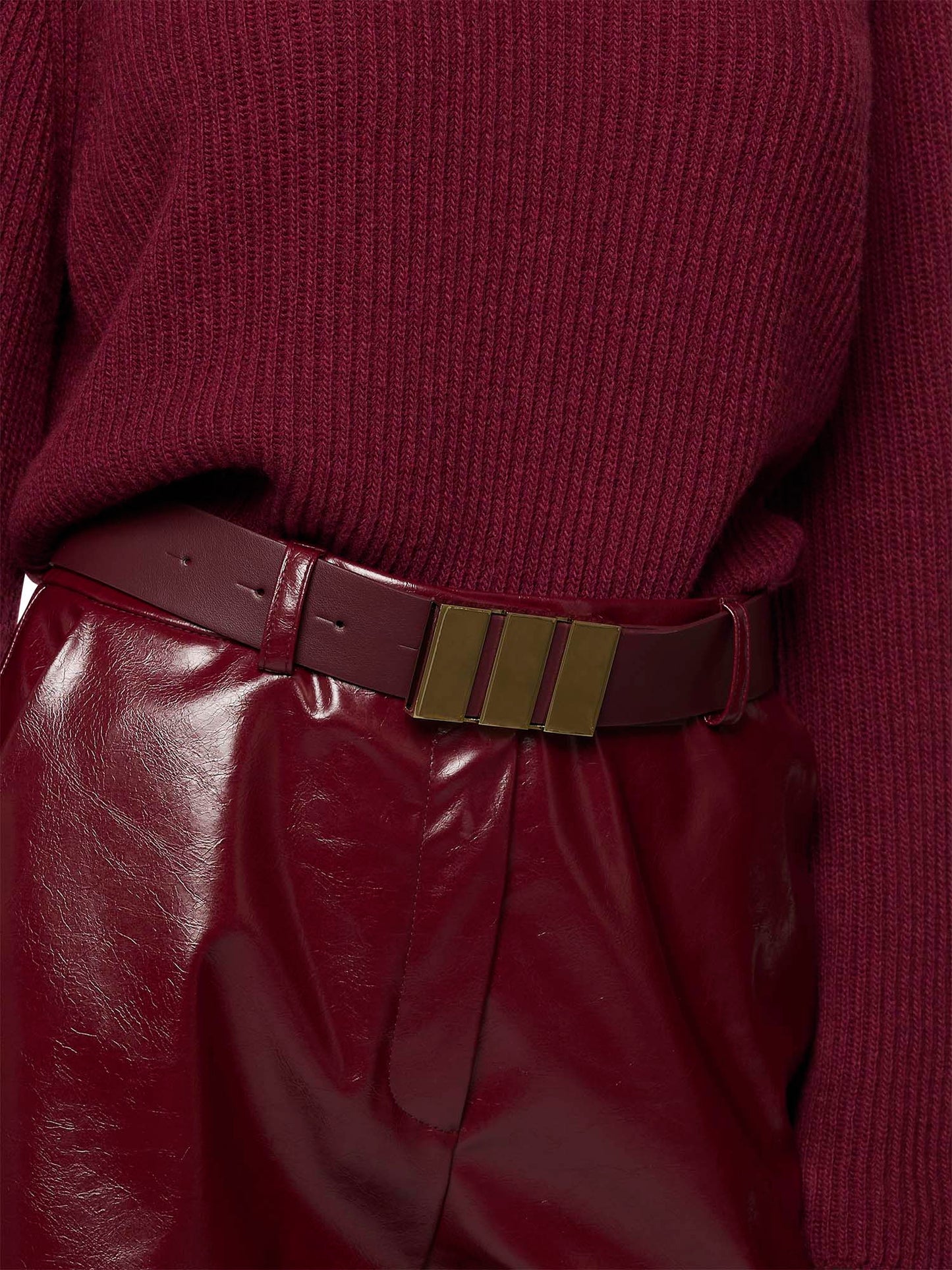 Low waist with three gold geometric elements in vegan leather