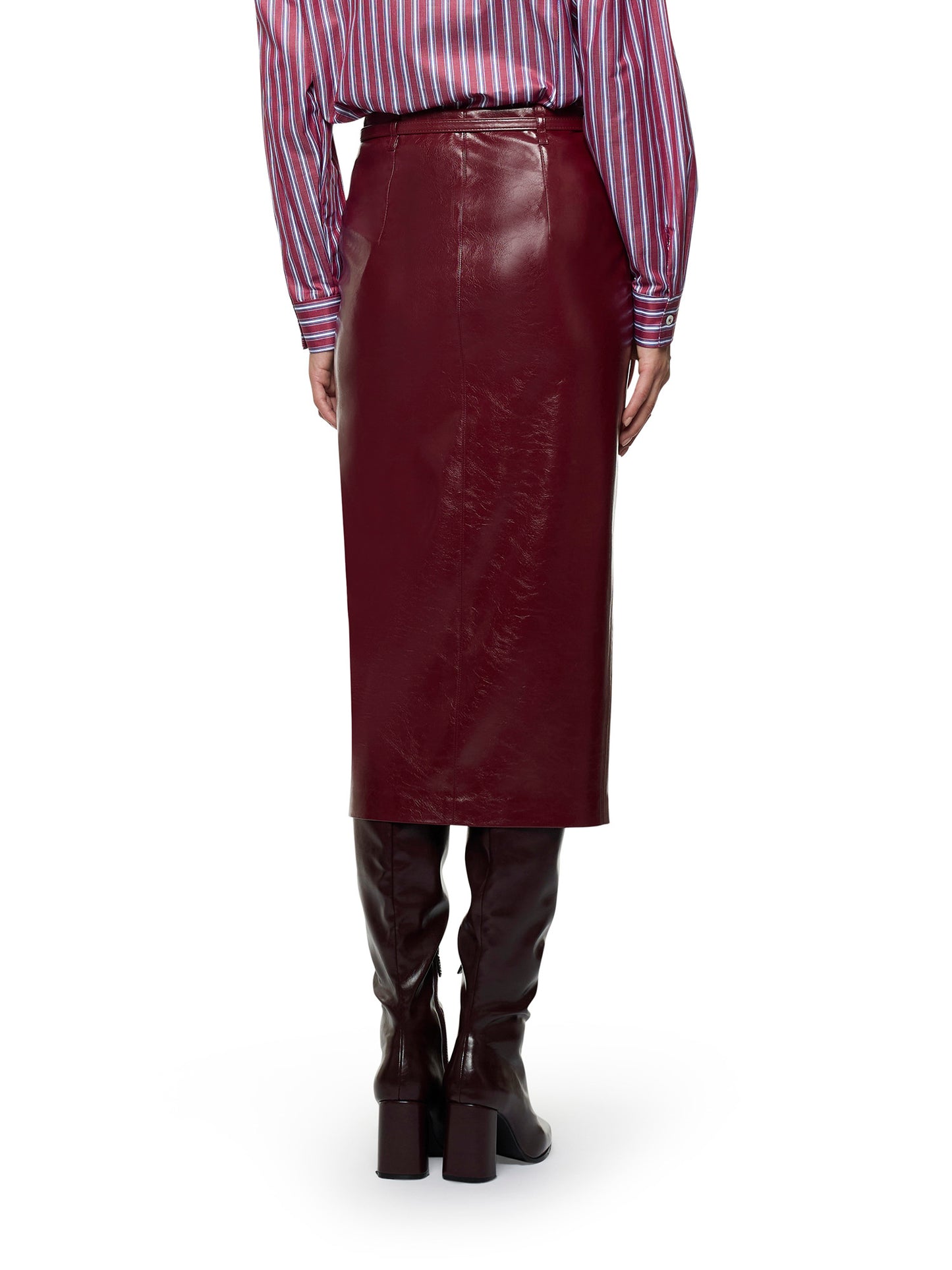Pencil skirt with slit and belt covered in shiny vegan leather