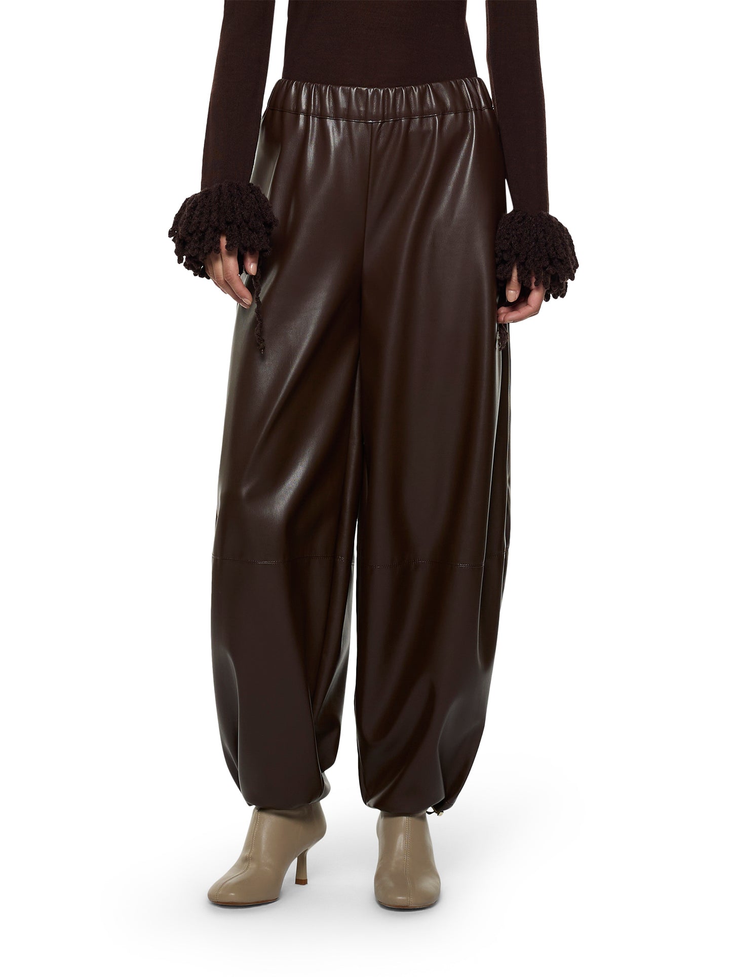 Pantaloni jogger in tessuto vegan leather con elastico in vita e tasche laterali