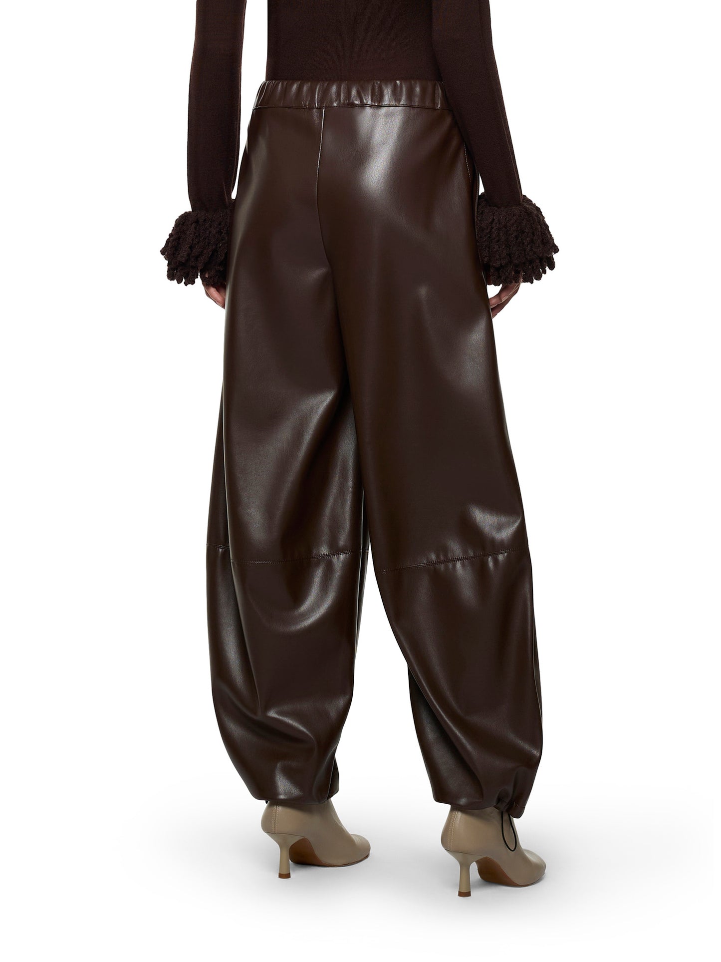 Pantaloni jogger in tessuto vegan leather con elastico in vita e tasche laterali