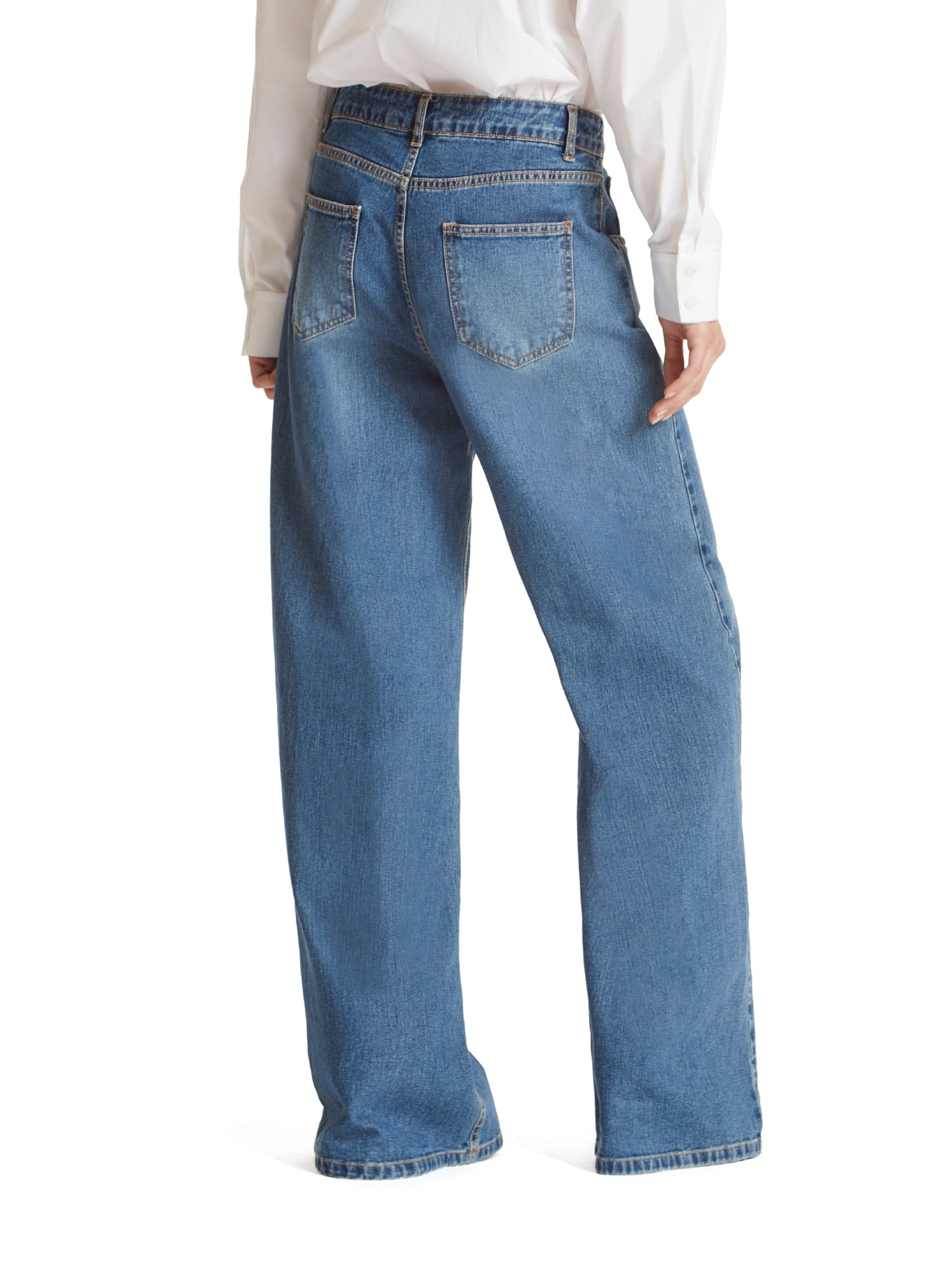 Jeans largo con spilla