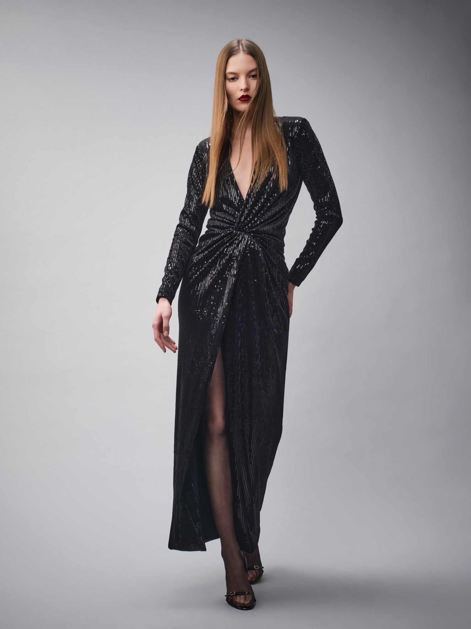 Abito lungo con nodo e fascia in paillettes