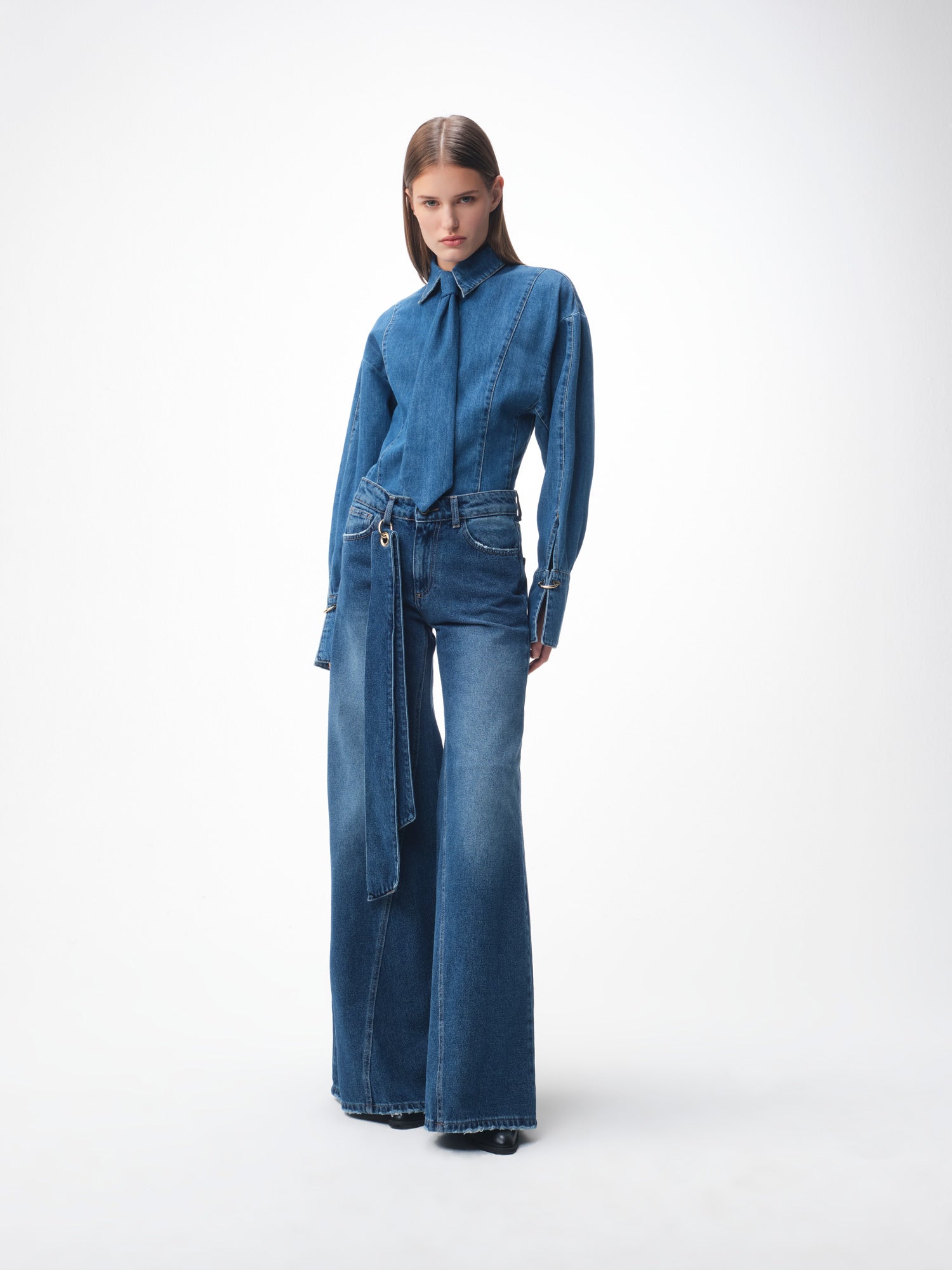 Jeans a zampa blu medio con moschettone