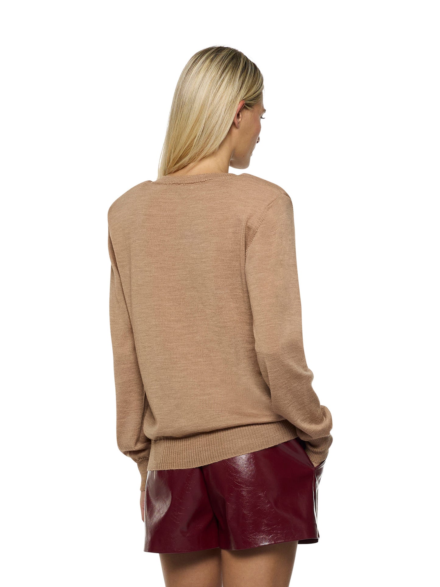 Long-sleeve crew neck sweater with metal plaque