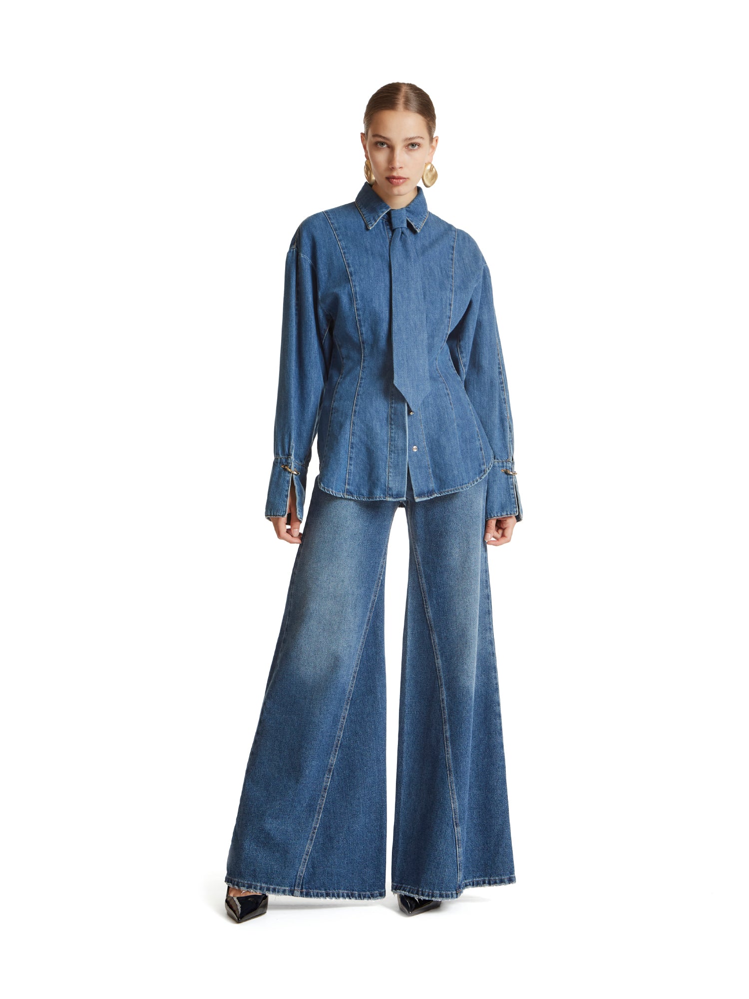 Camicia sfiancata in denim con cravatta