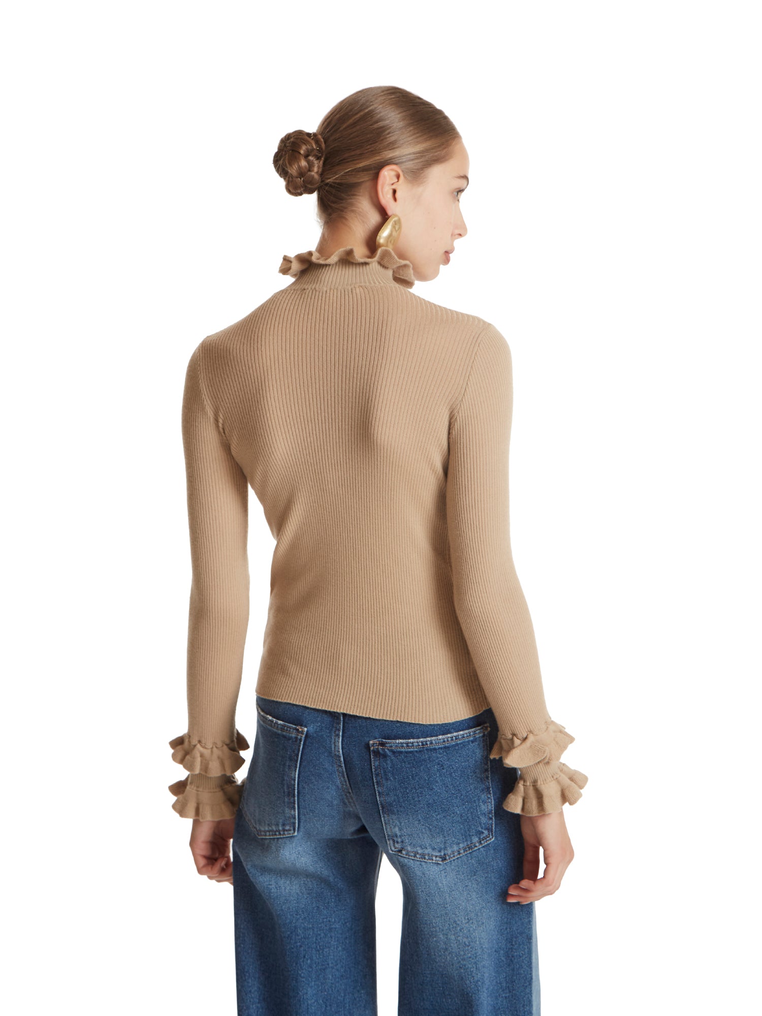 Sweater with ruffled collar