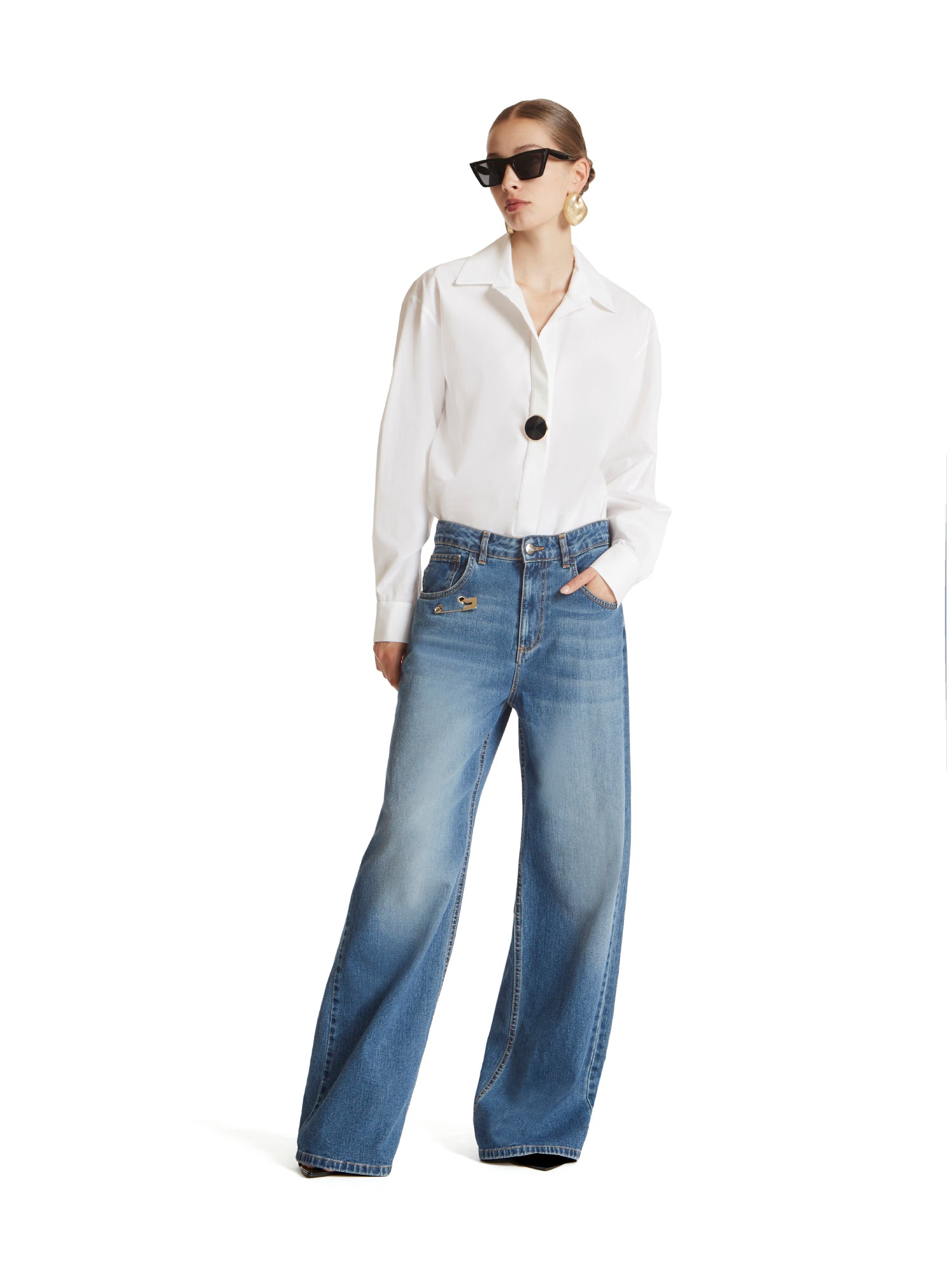 Jeans largo con spilla