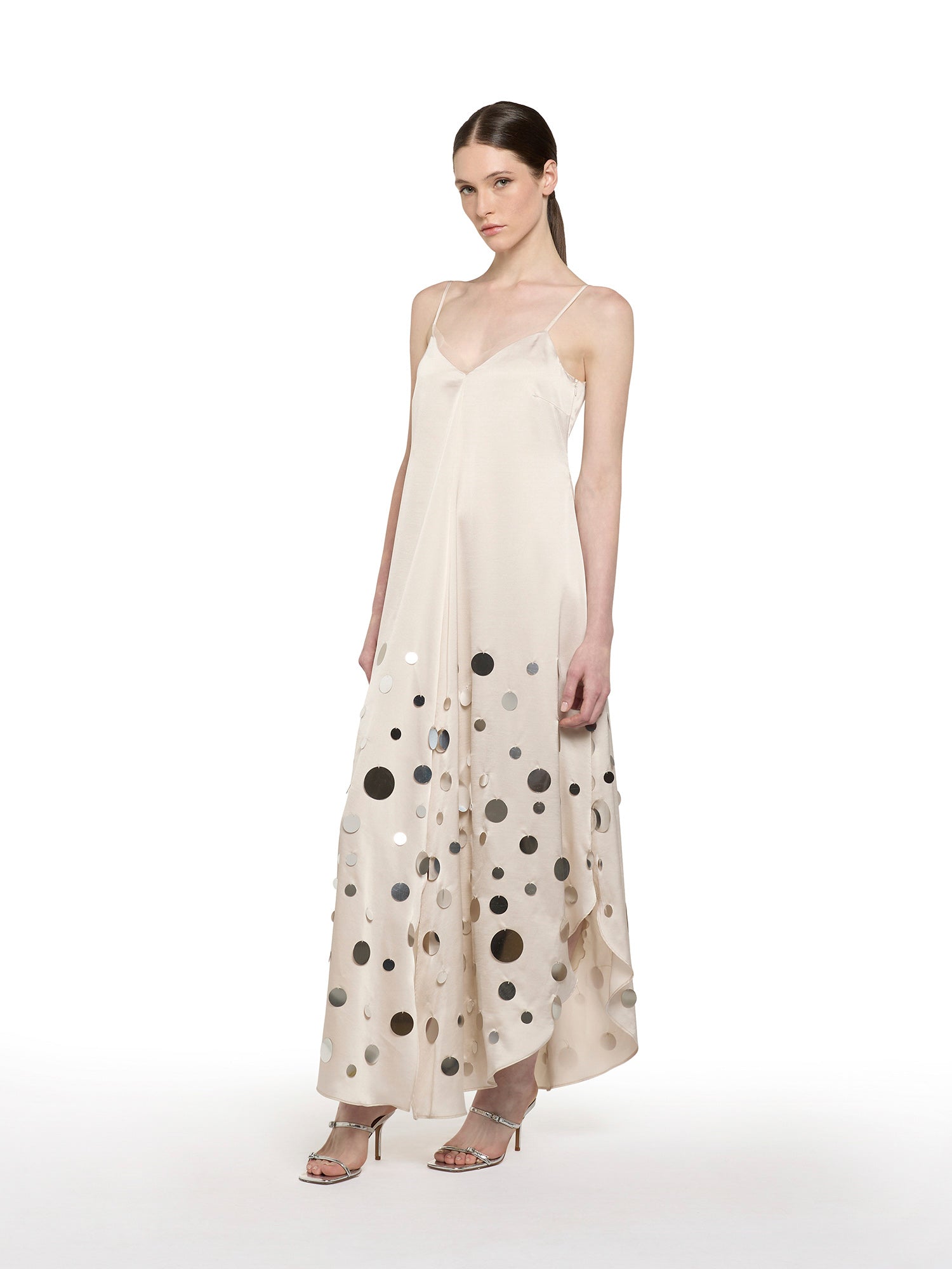 Abito lungo svasato in raso